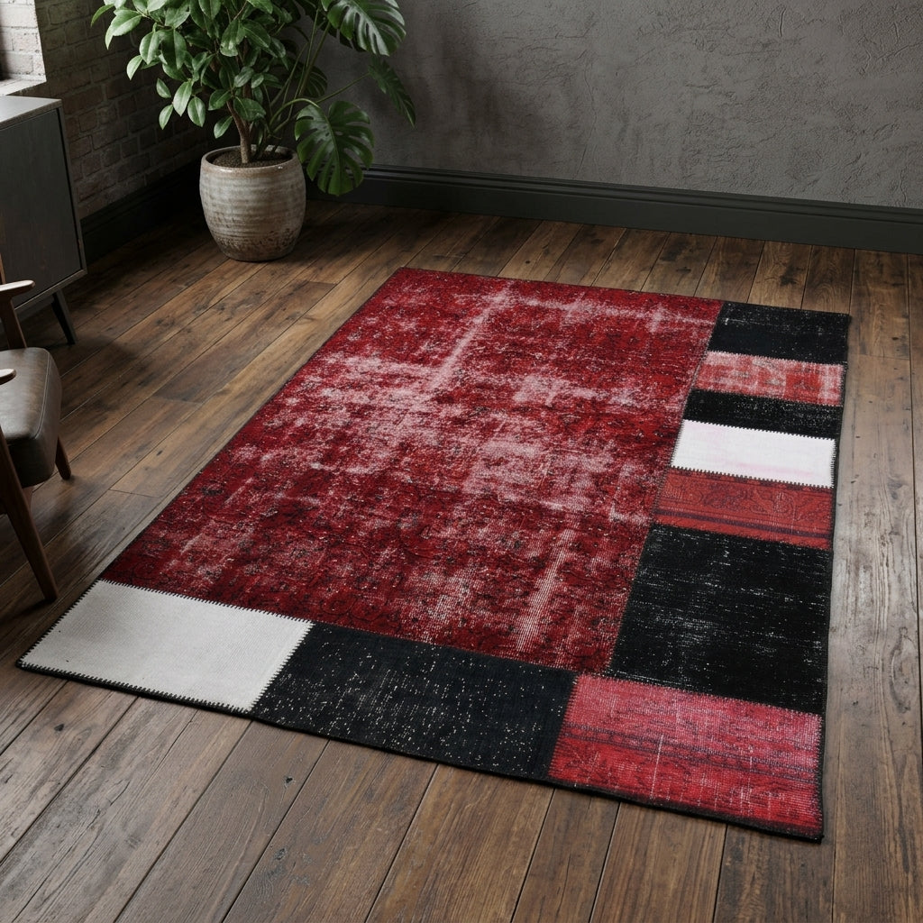 Oriental pattern on the Arjin vintage patchwork area rug – handmade in Anatolia, Turkey