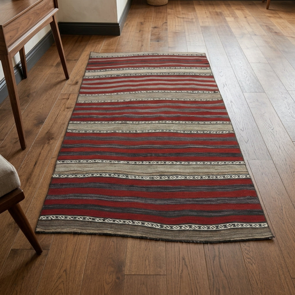 Striped pattern on the Safirdil vintage kilim rug – handwoven flatweave in Anatolia, Turkey