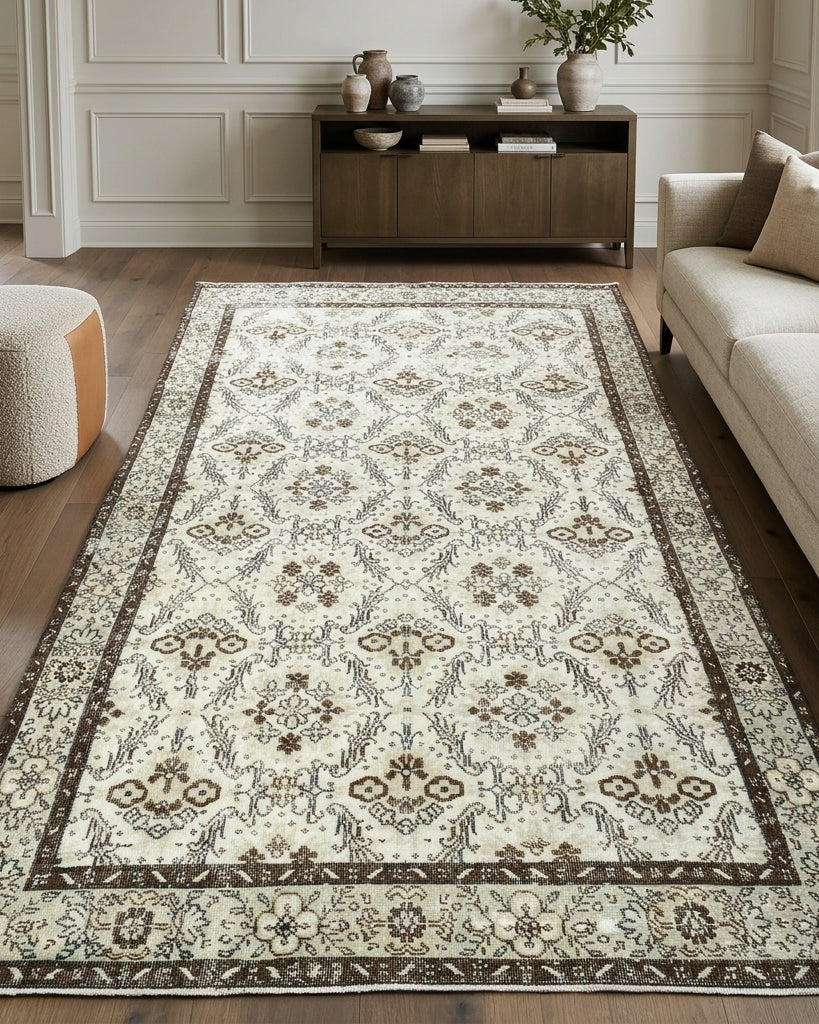 Floral pattern on the Berilsel vintage area rug – handmade in Anatolia, Turkey
