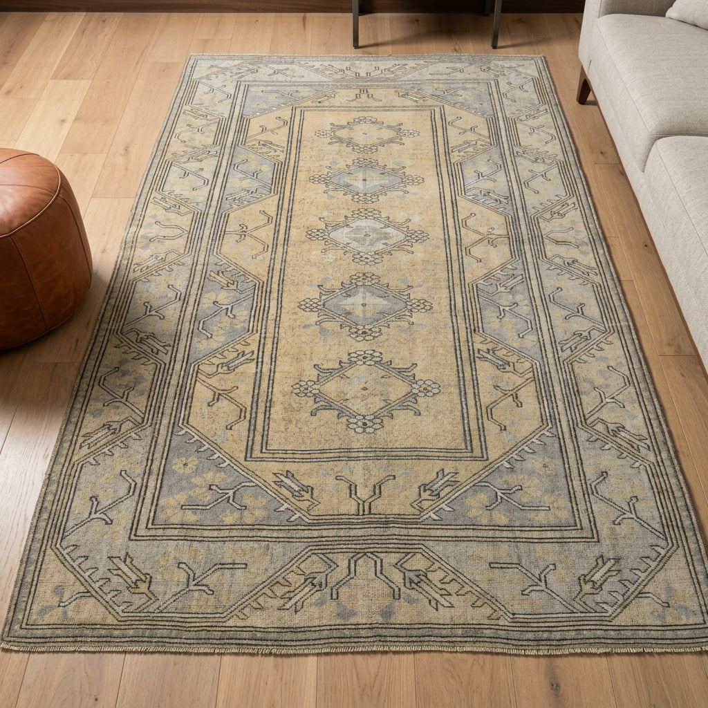 Oriental pattern on the Esentac vintage area rug – handmade in Anatolia, Turkey