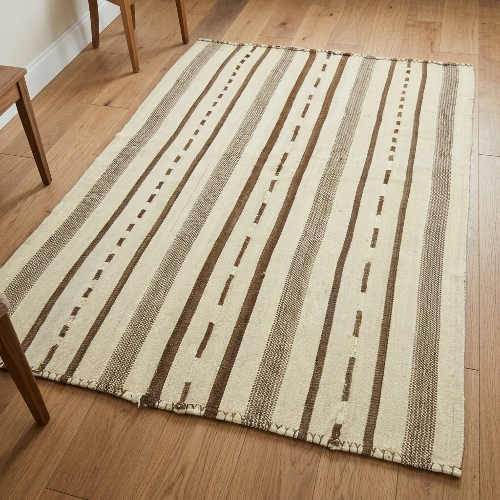 Striped pattern on the Kalodika vintage kilim rug – handwoven flatweave in Anatolia, Turkey
