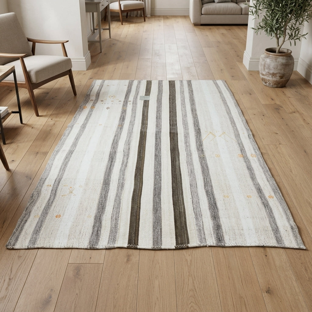 Striped pattern on the Seherisik vintage kilim rug – handwoven flatweave in Anatolia, Turkey