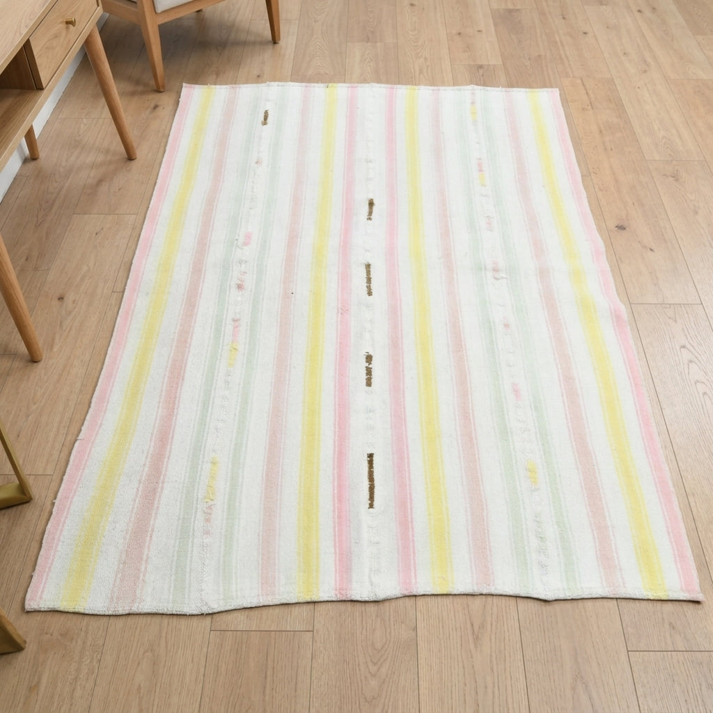 Striped pattern on the Sakaryanaz vintage kilim rug – handwoven flatweave in Anatolia, Turkey