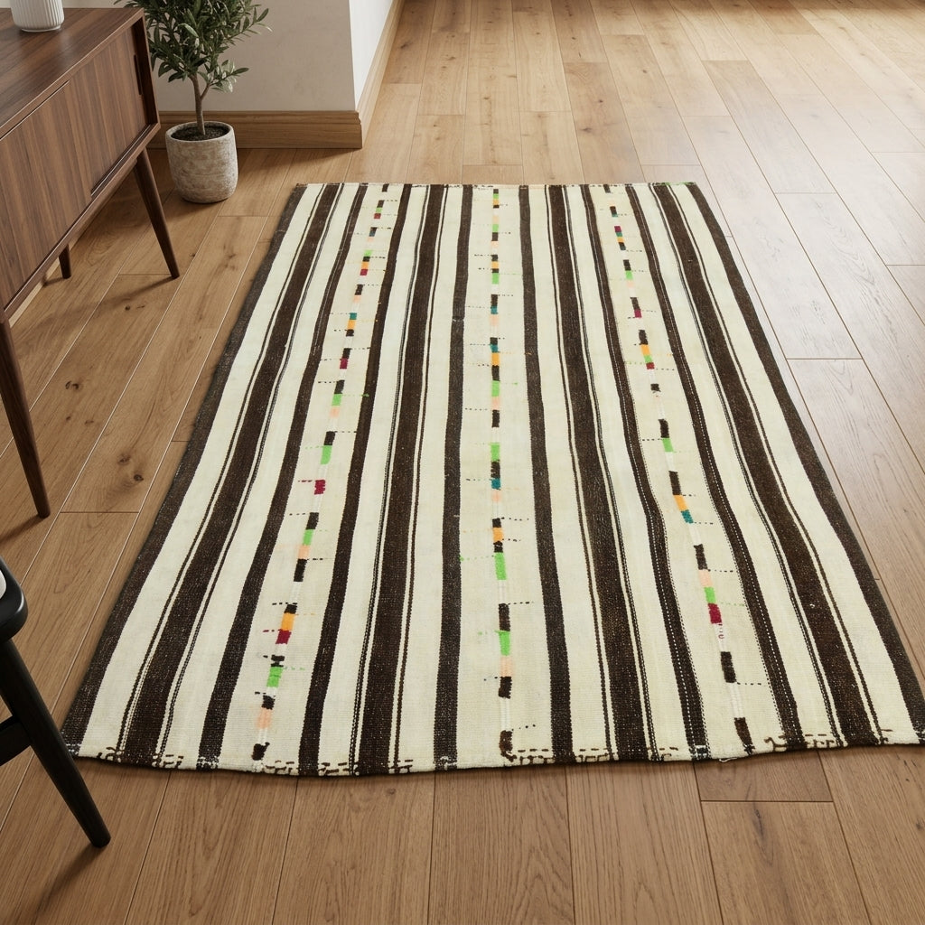 Striped pattern on the Nehirefsan vintage kilim rug – handwoven flatweave in Anatolia, Turkey