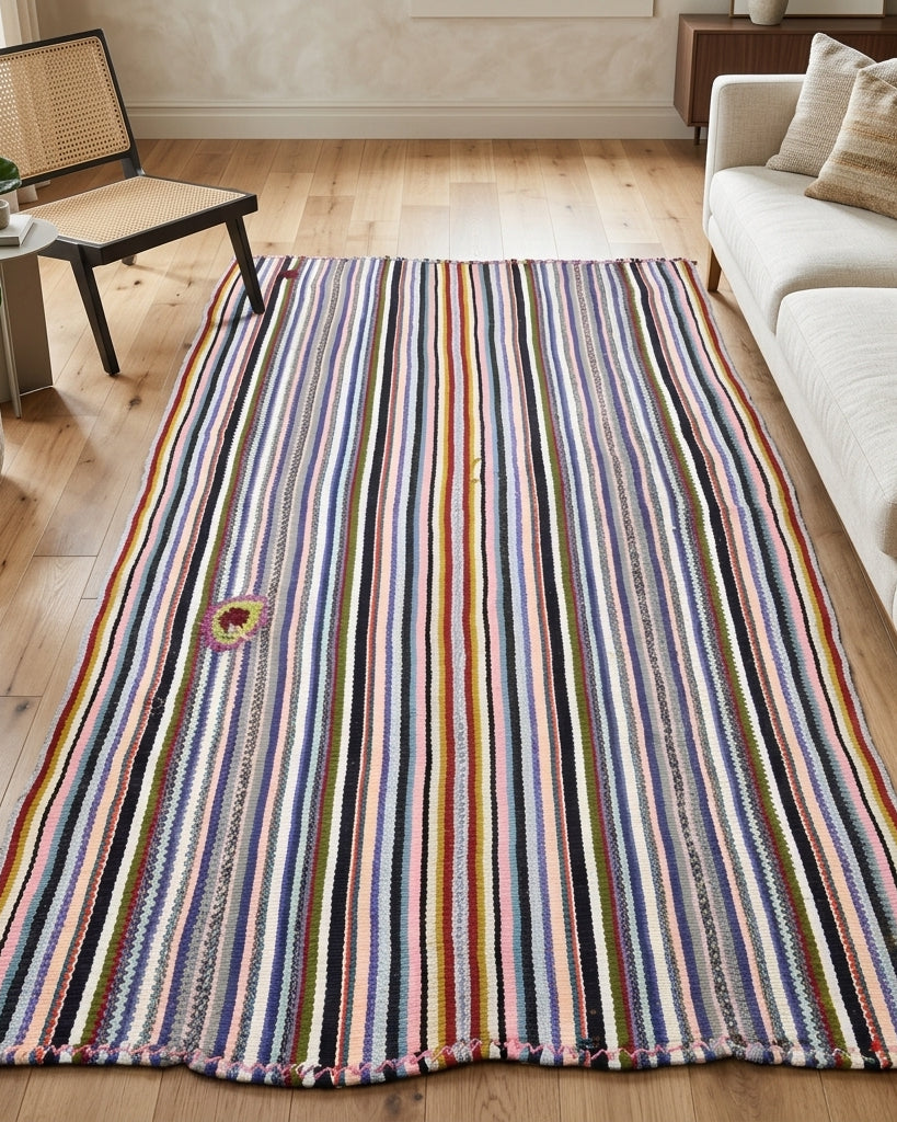 Striped pattern on the Heliomorphe vintage kilim rug – handwoven flatweave in Anatolia, Turkey