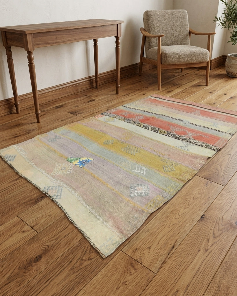 Ikat pattern on the Dutsu vintage kilim rug – handwoven flatweave in Anatolia, Turkey