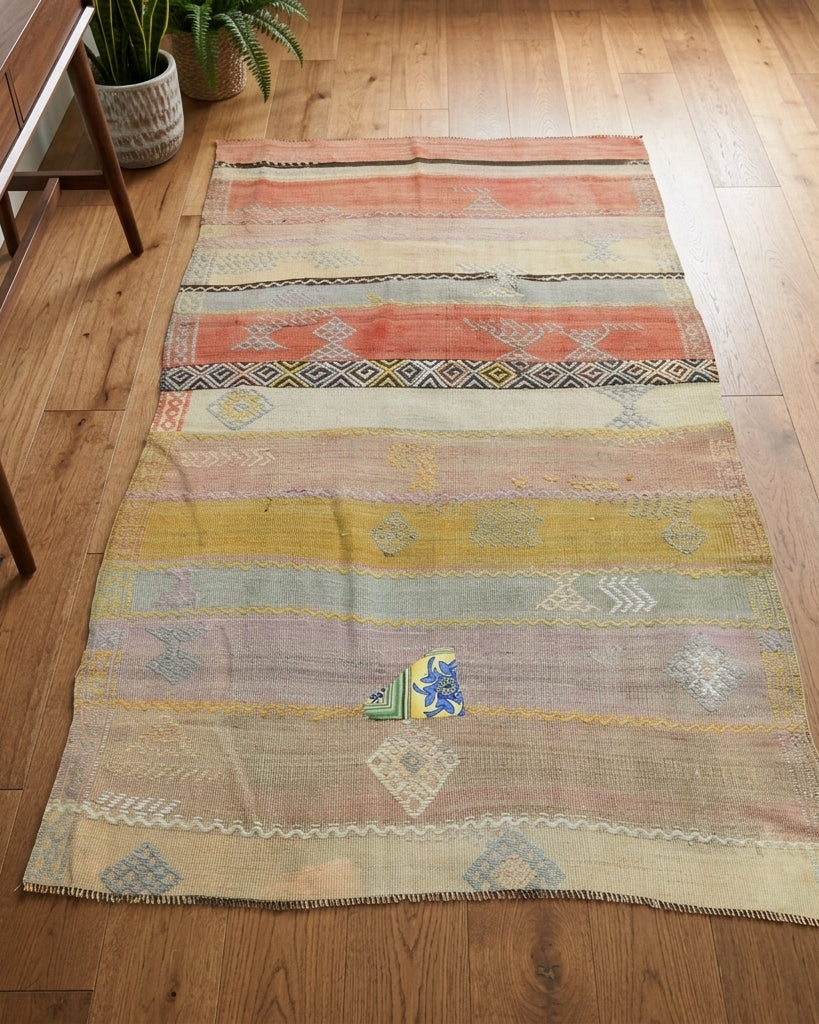 Ikat pattern on the Dutsu vintage kilim rug – handwoven flatweave in Anatolia, Turkey