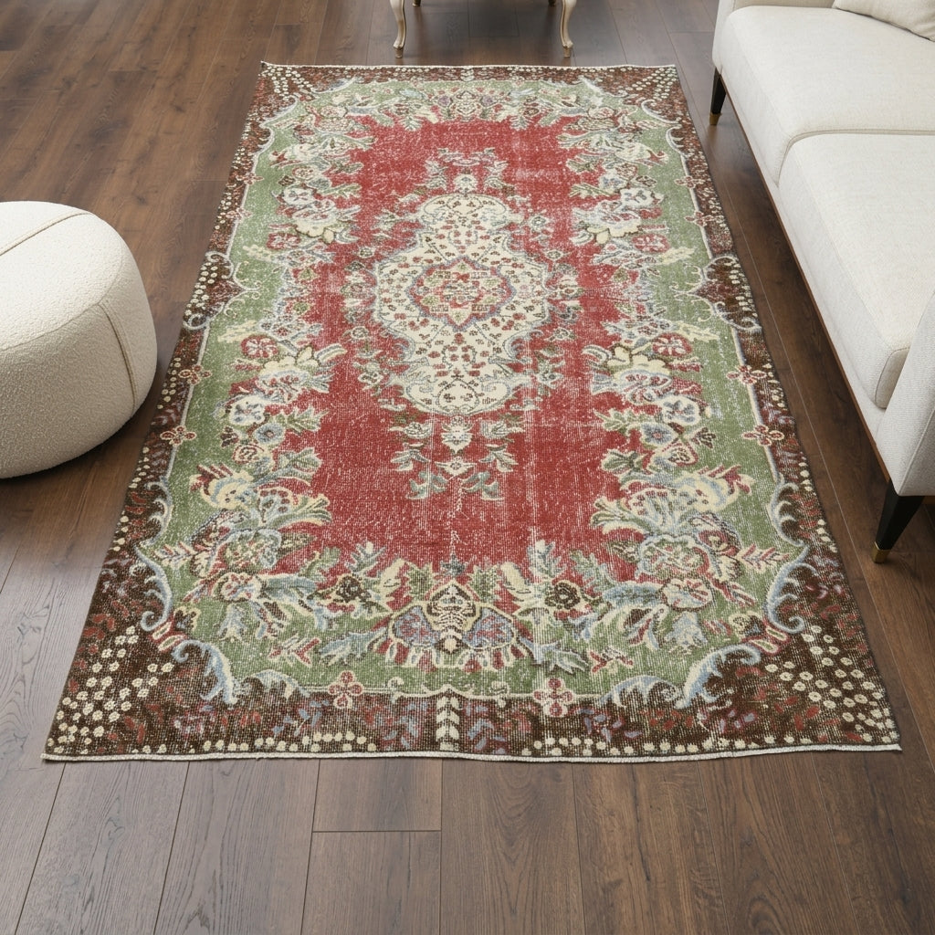 Oriental pattern on the Ecekusa vintage area rug – handmade in Anatolia, Turkey