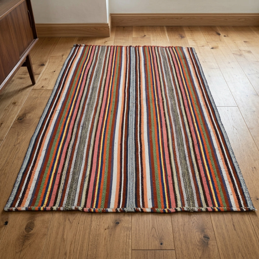 Striped pattern on the Mehisik vintage kilim rug – handwoven flatweave in Anatolia, Turkey