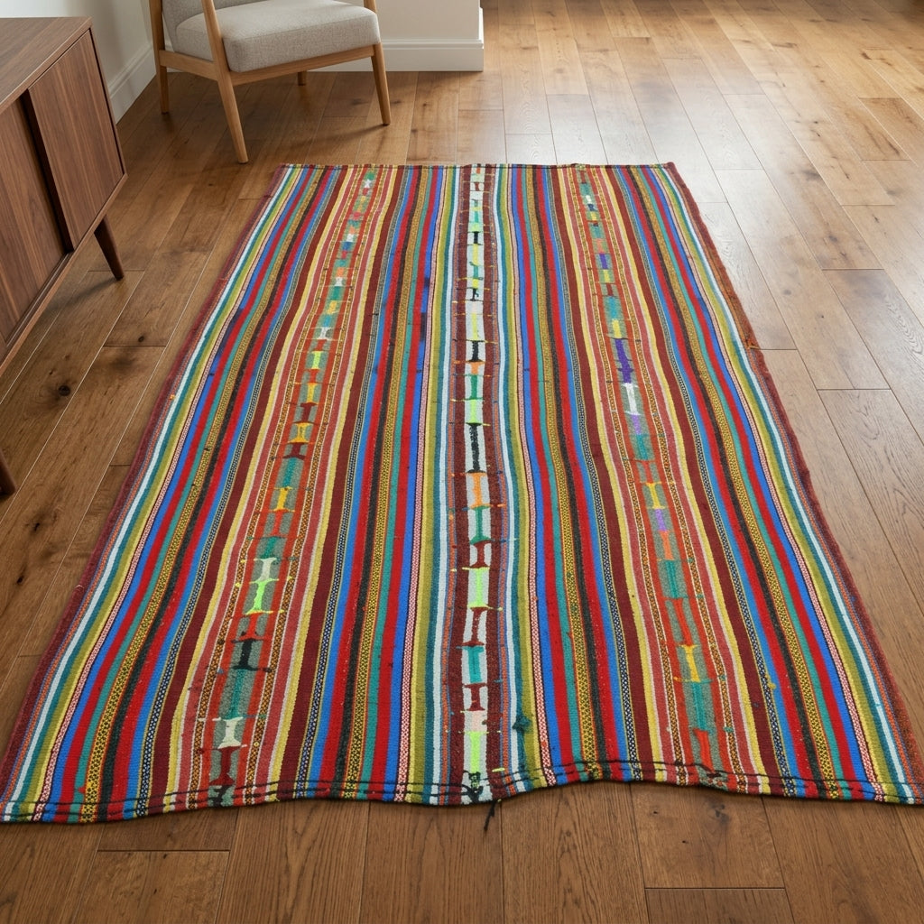 Striped pattern on the Tuwanuwa vintage kilim rug – handwoven flatweave in Anatolia, Turkey