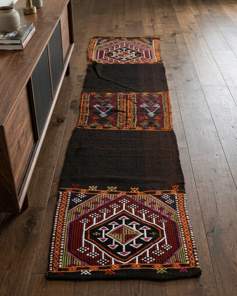 Oriental pattern on the Naiope 1980s vintage kilim runner rug – handwoven flatweave in Anatolia, Turkey