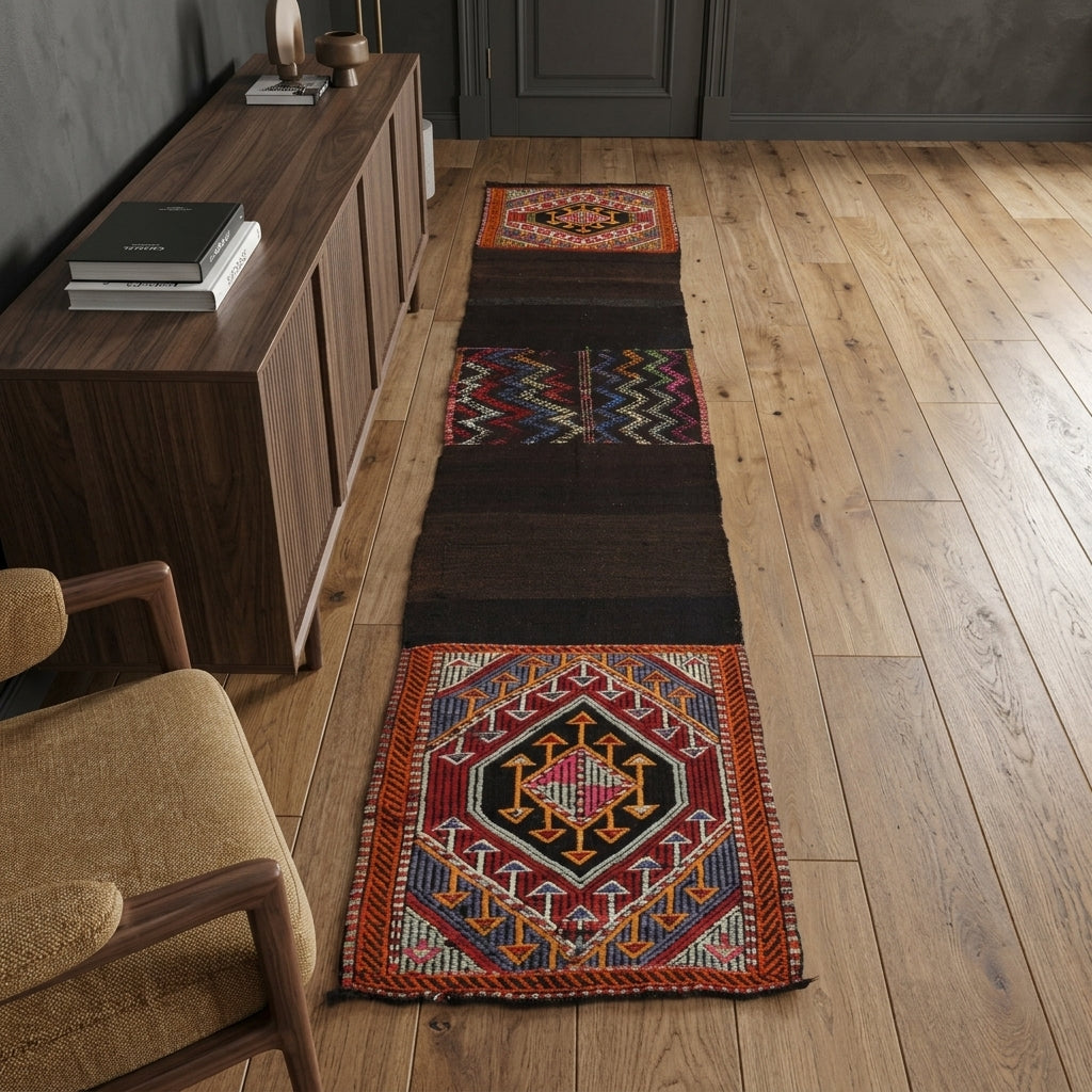 Oriental pattern on the Mujganpeyker vintage kilim runner rug – handwoven flatweave in Anatolia, Turkey