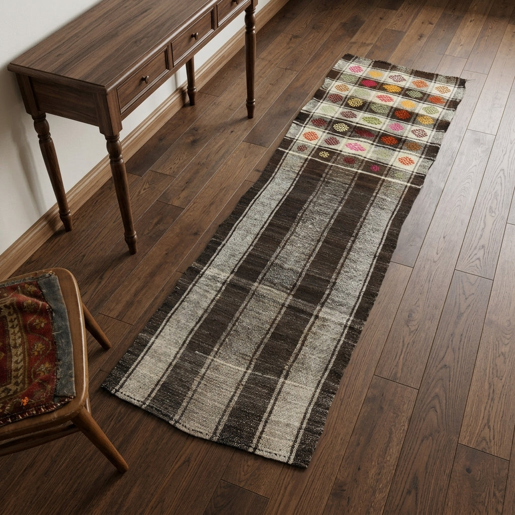 Oriental pattern on the Melissaura vintage kilim runner rug – handwoven flatweave in Anatolia, Turkey