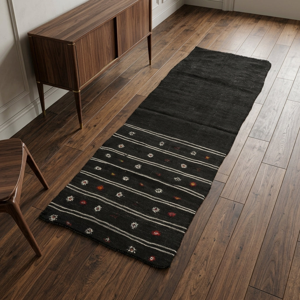Oriental pattern on the Yeliznur vintage kilim runner rug – handwoven flatweave in Anatolia, Turkey