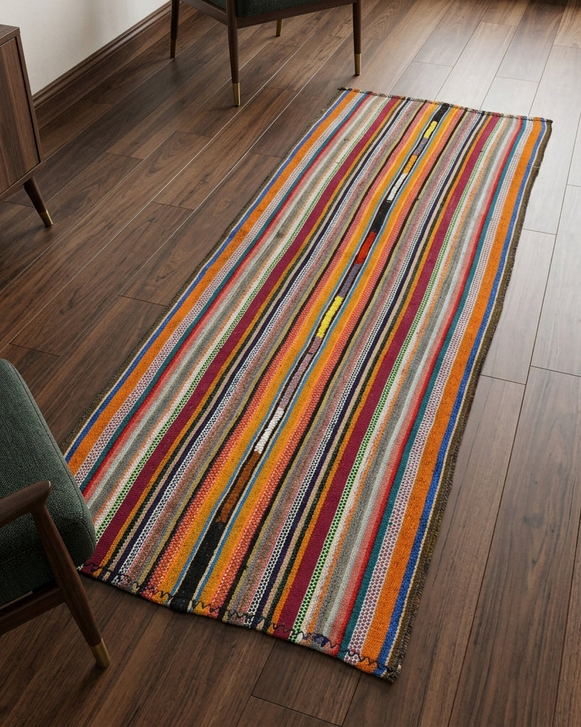 Oriental pattern on the Mahtab vintage kilim runner rug – handwoven flatweave in Anatolia, Turkey