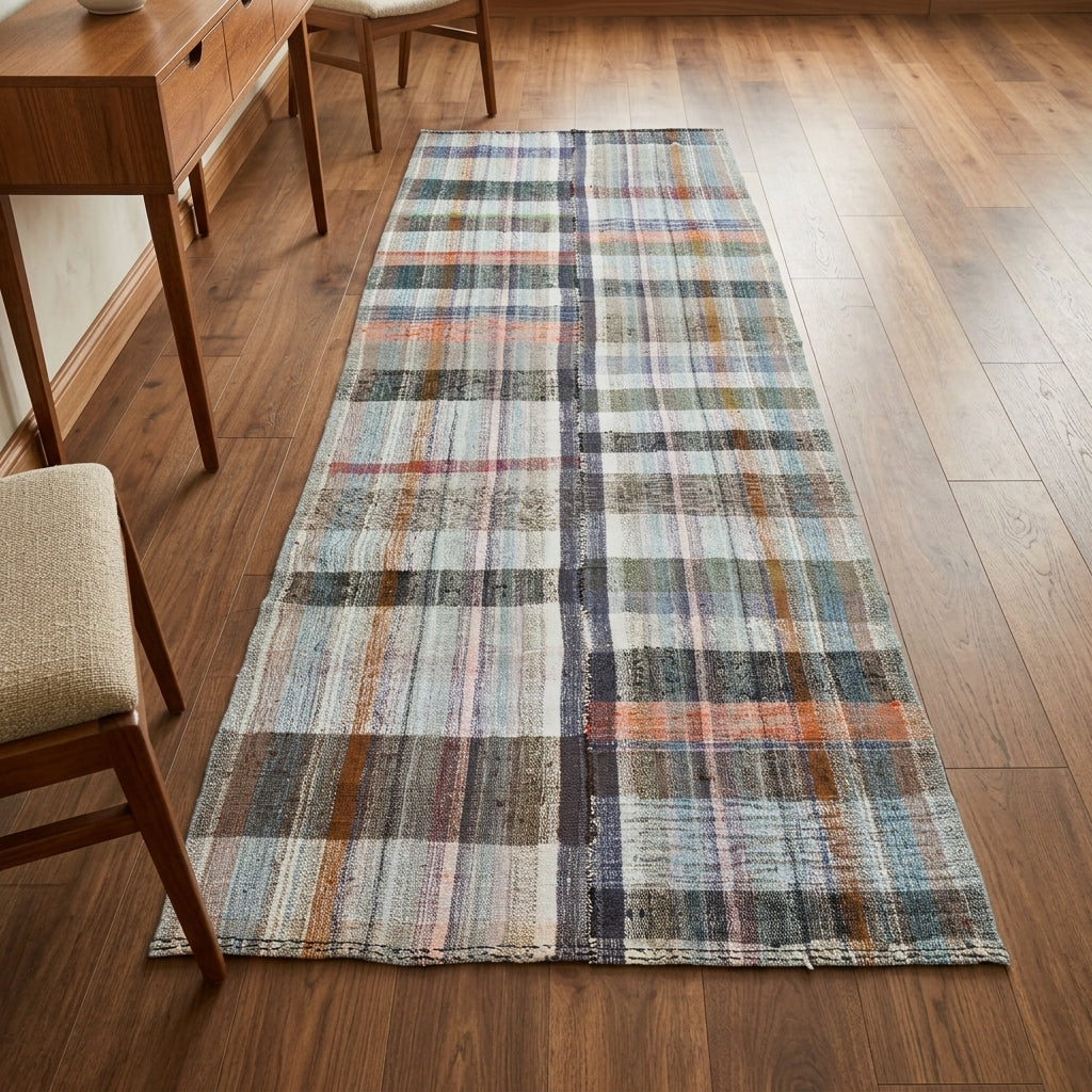 Solid pattern on the Ipeknisin vintage kilim rug – handwoven flatweave in Anatolia, Turkey