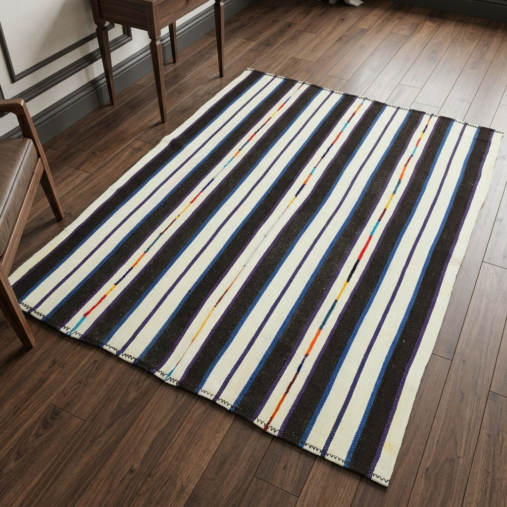 Striped pattern on the Ferahumut vintage kilim rug – handwoven flatweave in Anatolia, Turkey