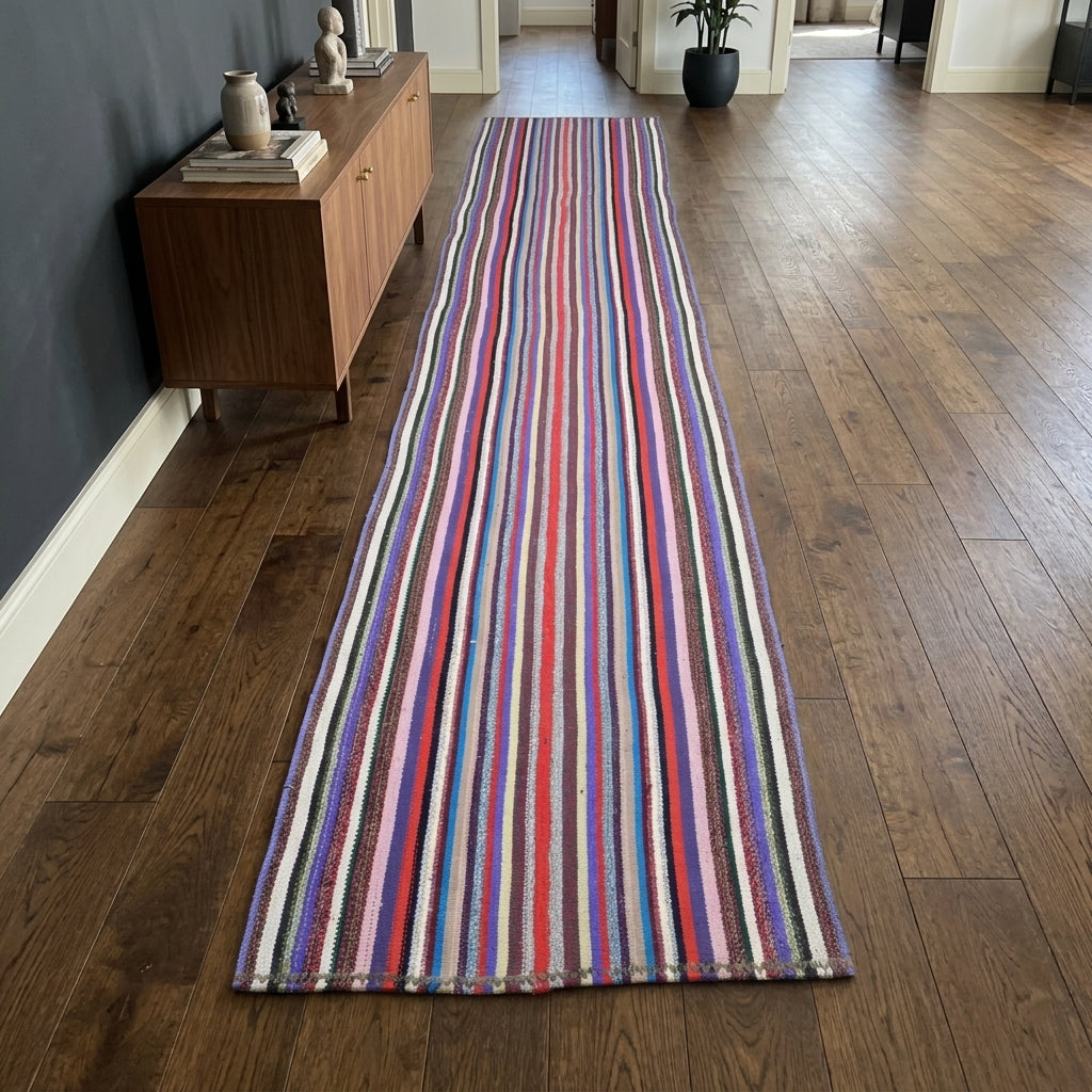 Striped pattern on the Kyanolampe vintage kilim runner rug – handwoven flatweave in Anatolia, Turkey