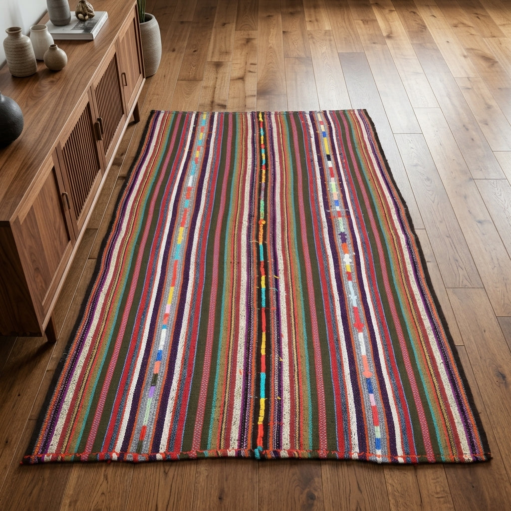Striped pattern on the Nehirsad vintage kilim rug – handwoven flatweave in Anatolia, Turkey