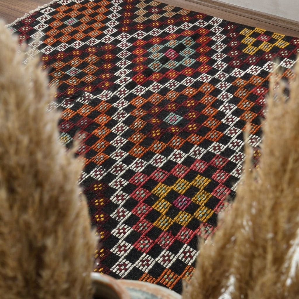 Checkered pattern on the Yakutbahce vintage kilim rug – handwoven flatweave in Anatolia, Turkey