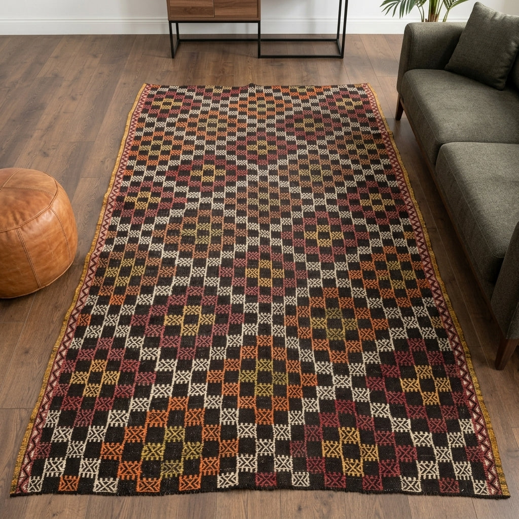 Geometric pattern on the Semabike vintage kilim rug – handwoven flatweave in Anatolia, Turkey