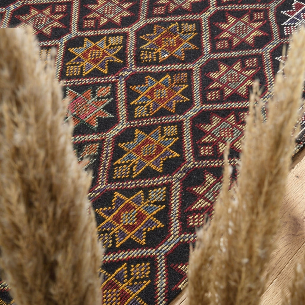 Ikat pattern on the Gamze vintage kilim rug – handwoven flatweave in Anatolia, Turkey