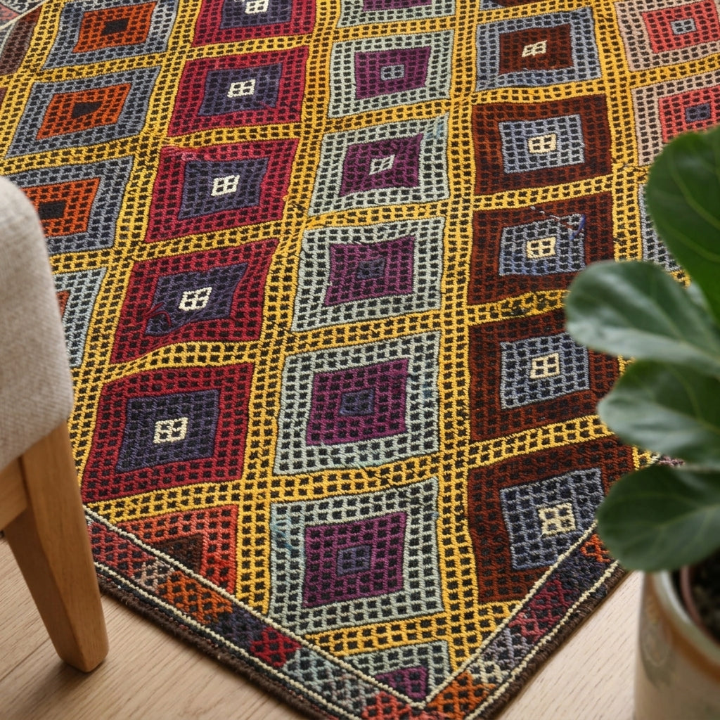 Ikat pattern on the Nisansah vintage kilim rug – handwoven flatweave in Anatolia, Turkey