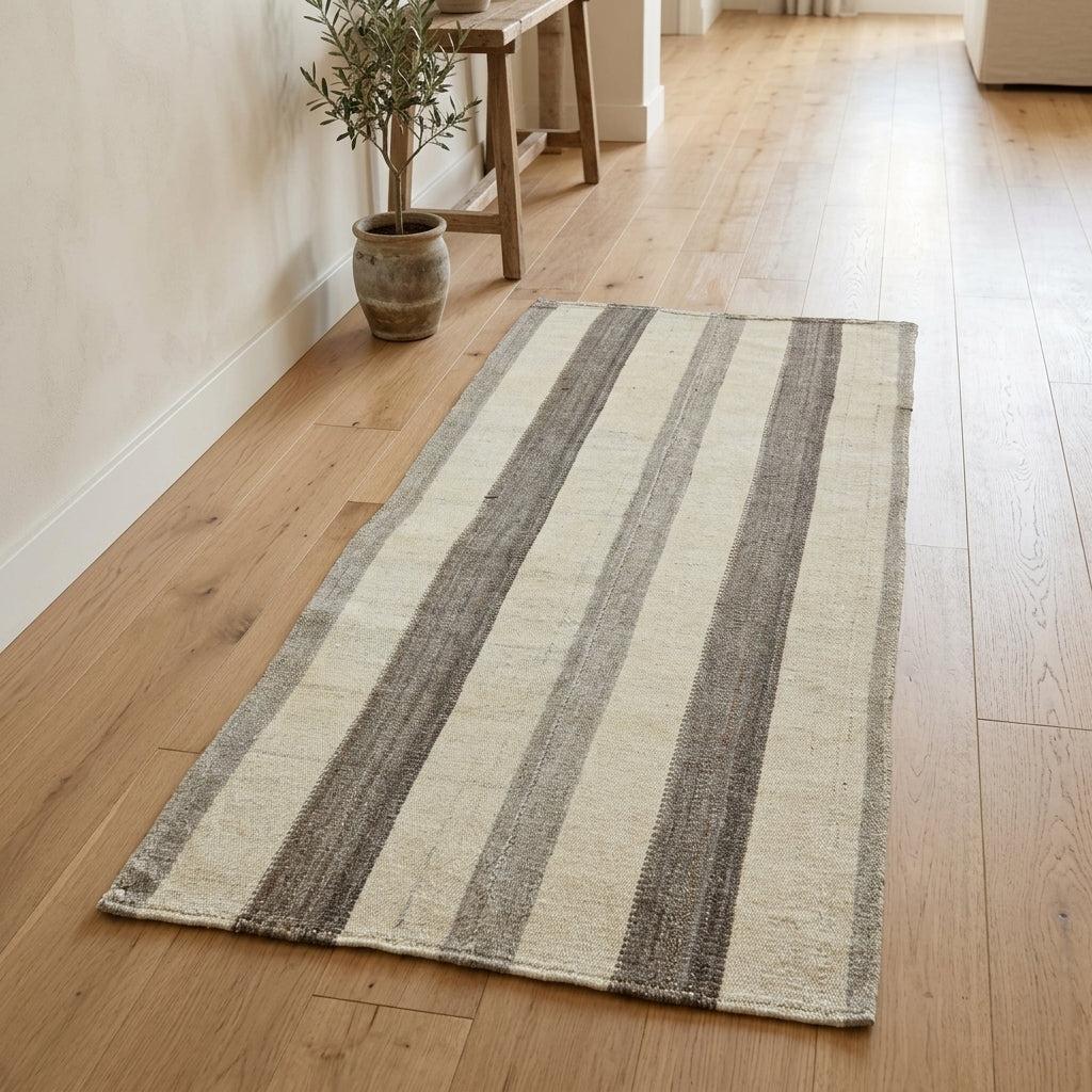 Striped pattern on the Ketensultan vintage kilim runner rug – handwoven flatweave in Anatolia, Turkey