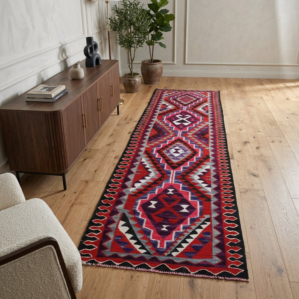 Geometric pattern on the Henti vintage kilim runner rug – handwoven flatweave in Anatolia, Turkey