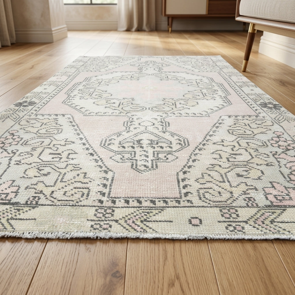 Oriental pattern on the Semaruh vintage area rug – handmade in Anatolia, Turkey