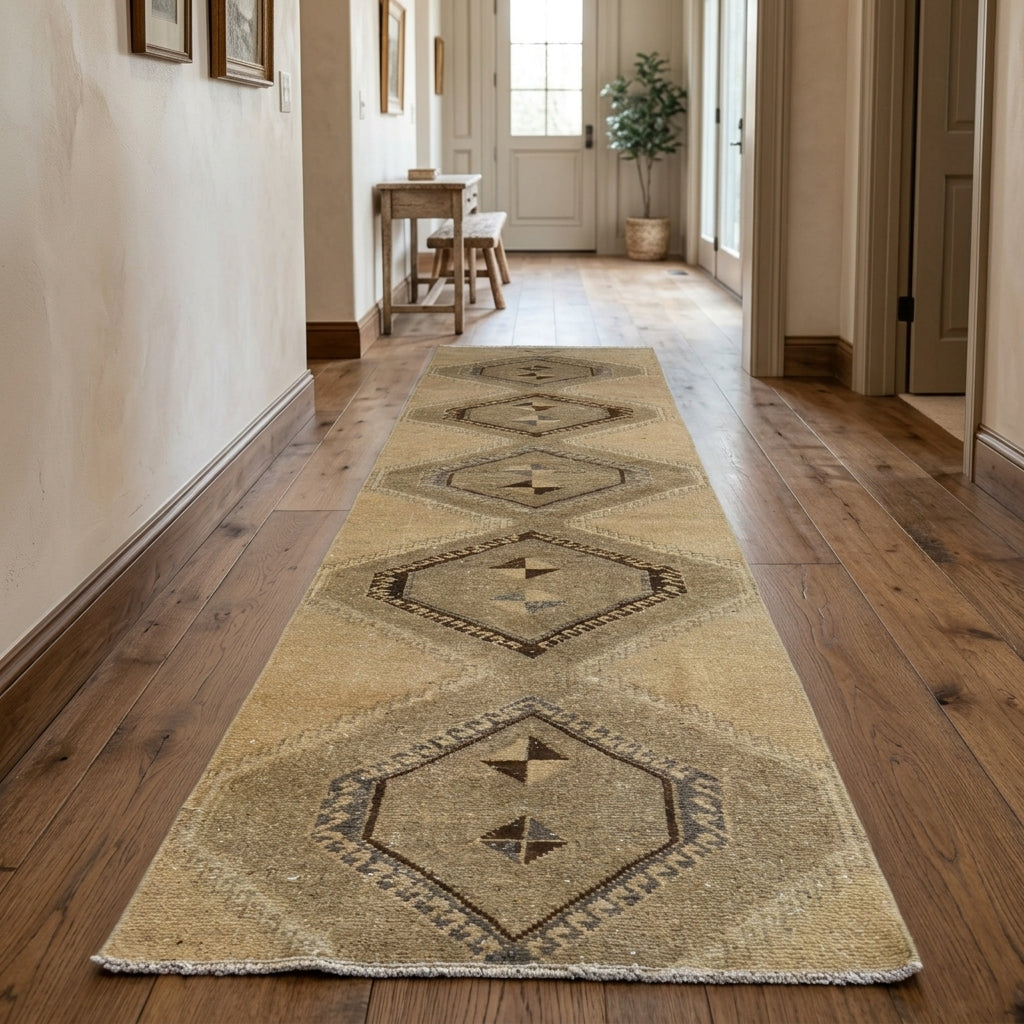 Geometric pattern on the Golchin vintage runner rug – handmade in Anatolia, Turkey