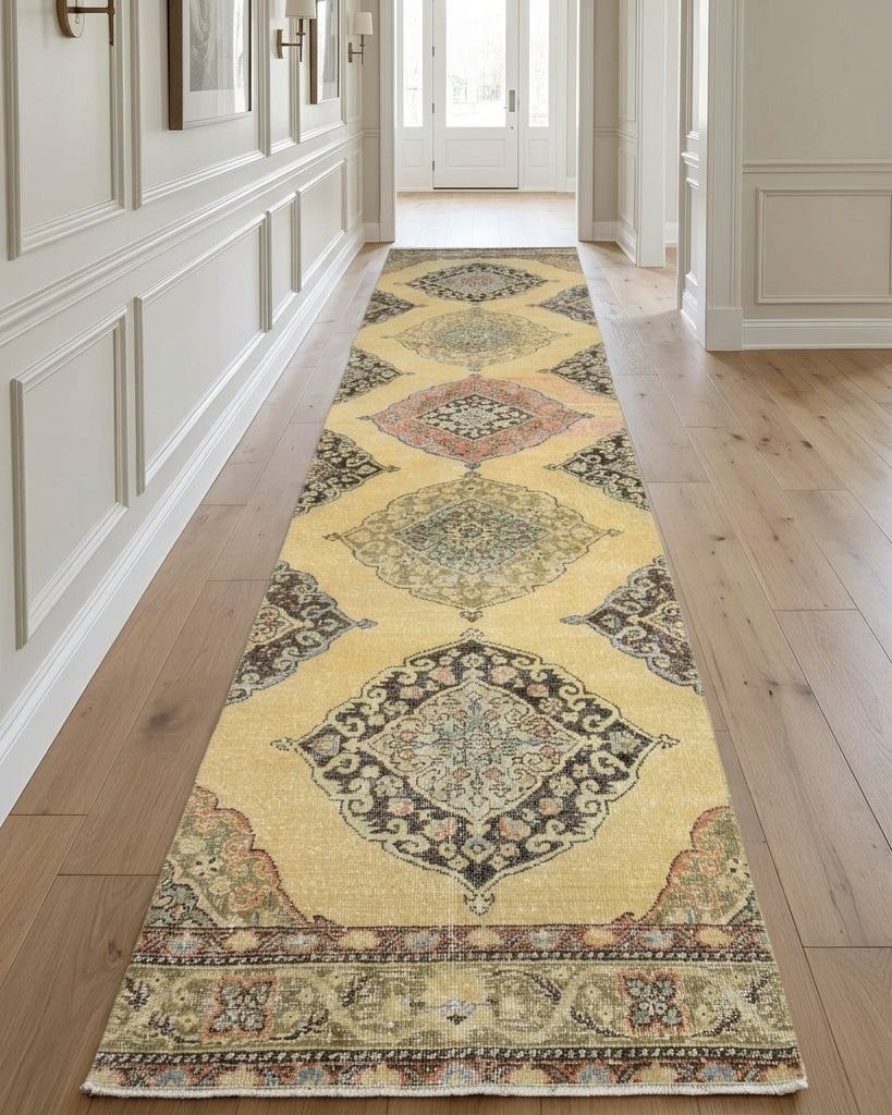 Ikat pattern on the Glykomorphe vintage runner rug – handmade in Anatolia, Turkey