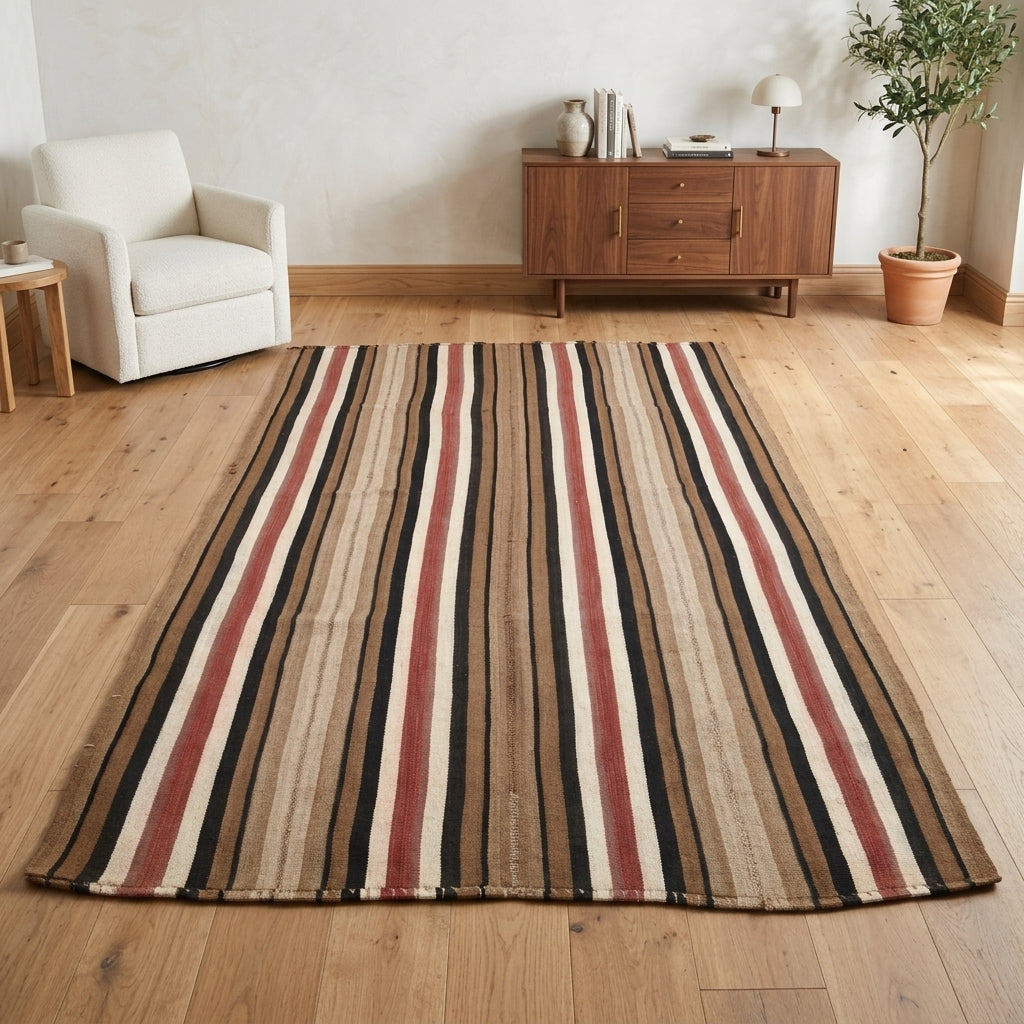 Striped pattern on the Gulhayat vintage kilim rug – handwoven flatweave in Anatolia, Turkey