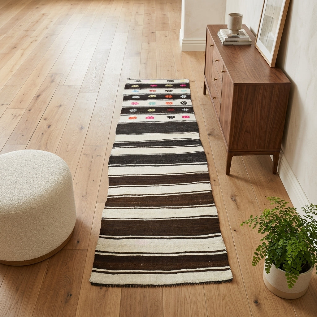 Striped pattern on the Ihlamur vintage kilim runner rug – handwoven flatweave in Anatolia, Turkey