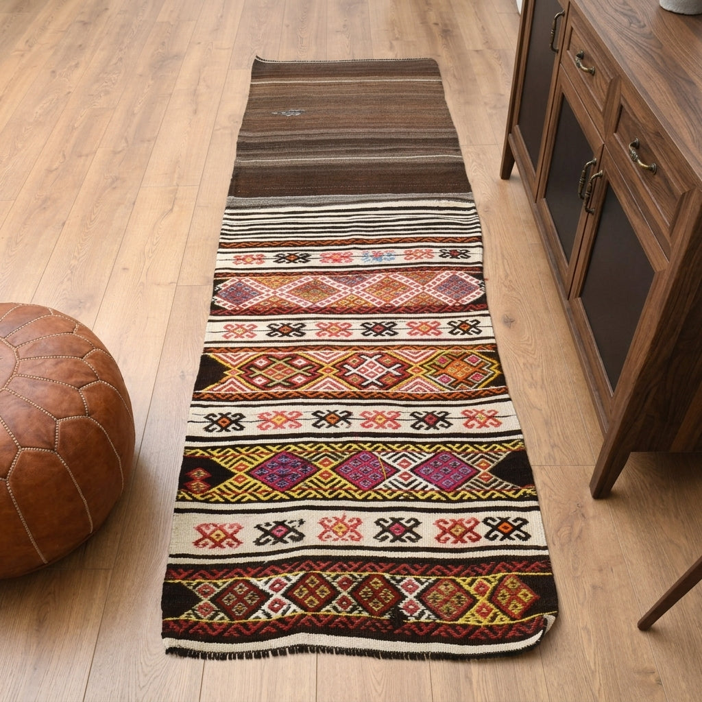 Oriental pattern on the Ianthephora vintage kilim runner rug – handwoven flatweave in Anatolia, Turkey