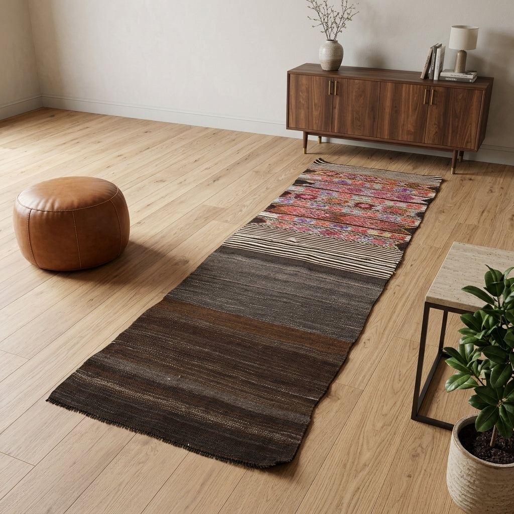 Geometric pattern on the Ianthekrateia vintage kilim rug – handwoven flatweave in Anatolia, Turkey