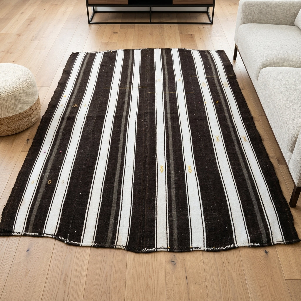 Striped pattern on the Yelizlale vintage kilim rug – handwoven flatweave in Anatolia, Turkey