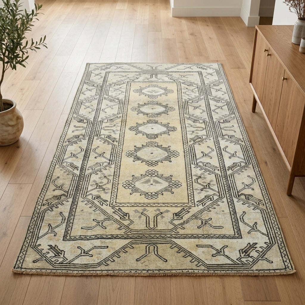 Tribal pattern on the Zeynepmelek vintage area rug – handmade in Anatolia, Turkey