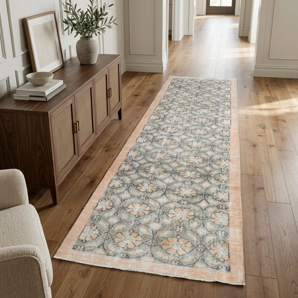 Ikat pattern on the Elpiphaessa vintage runner rug – handmade in Anatolia, Turkey