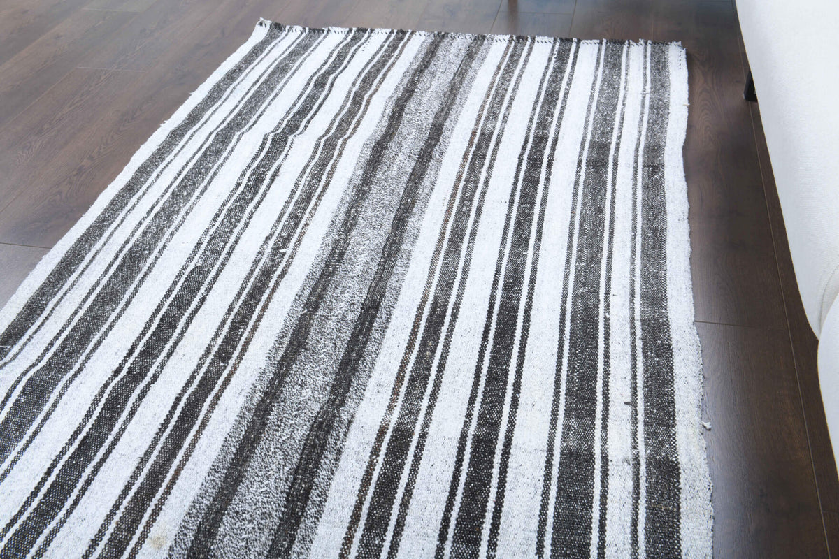 Hand-crafted Anatolian vintage kilim Aysenur in wool, 1960s