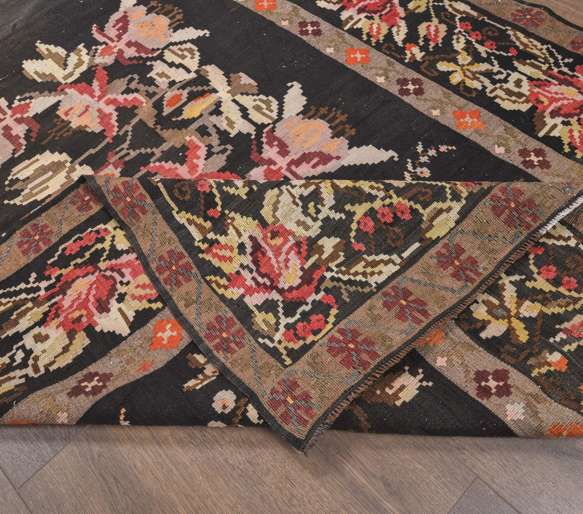 Tuznaz kilim: 1960s handwoven flatweave Anatolian kilim
