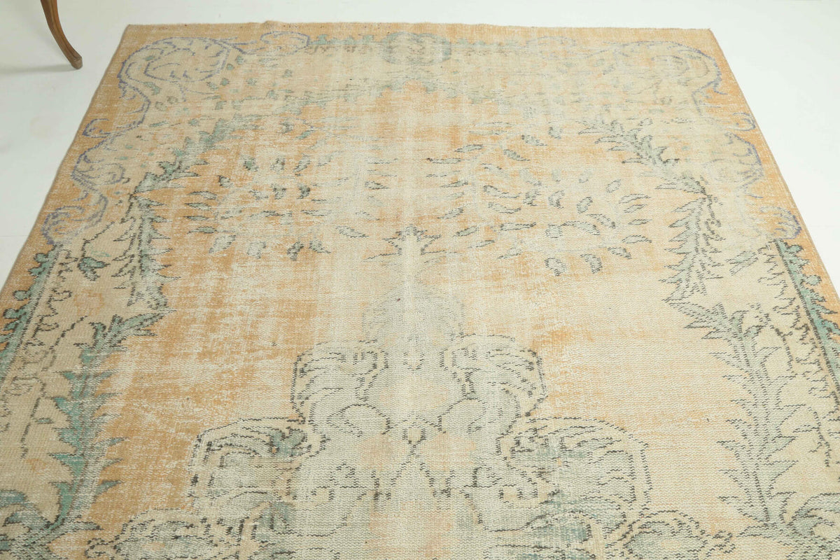 Birgul rug: 1950s handmade Anatolian rug with oriental motifs and cotton backing