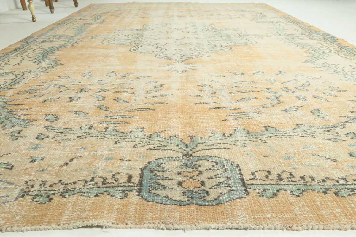 Authentic Anatolian vintage area rug (1950s) with oriental design – one-of-a-kind at Fame Rugs