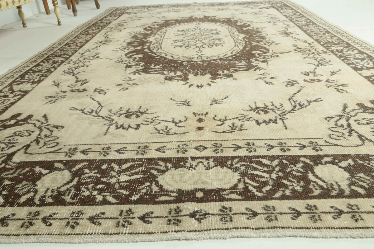 Handmade wool rug from Anatolia, Turkey – Vintage Anatolian Area Rug 5'9" x 9'7"