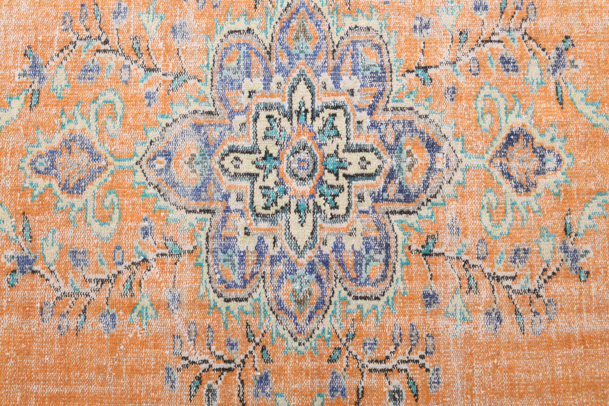 Zuhregonca rug: 1970s handmade Anatolian rug with oriental motifs and cotton backing