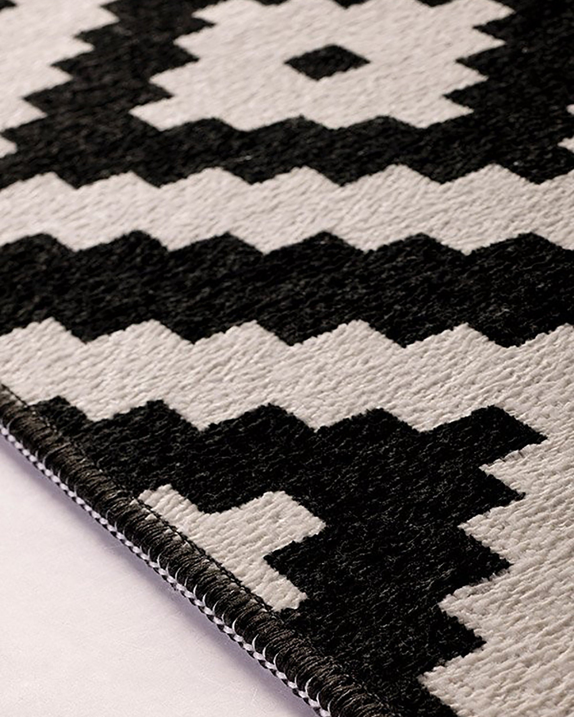 Qara Reversible Scandinavia Diamond Black and White Rug