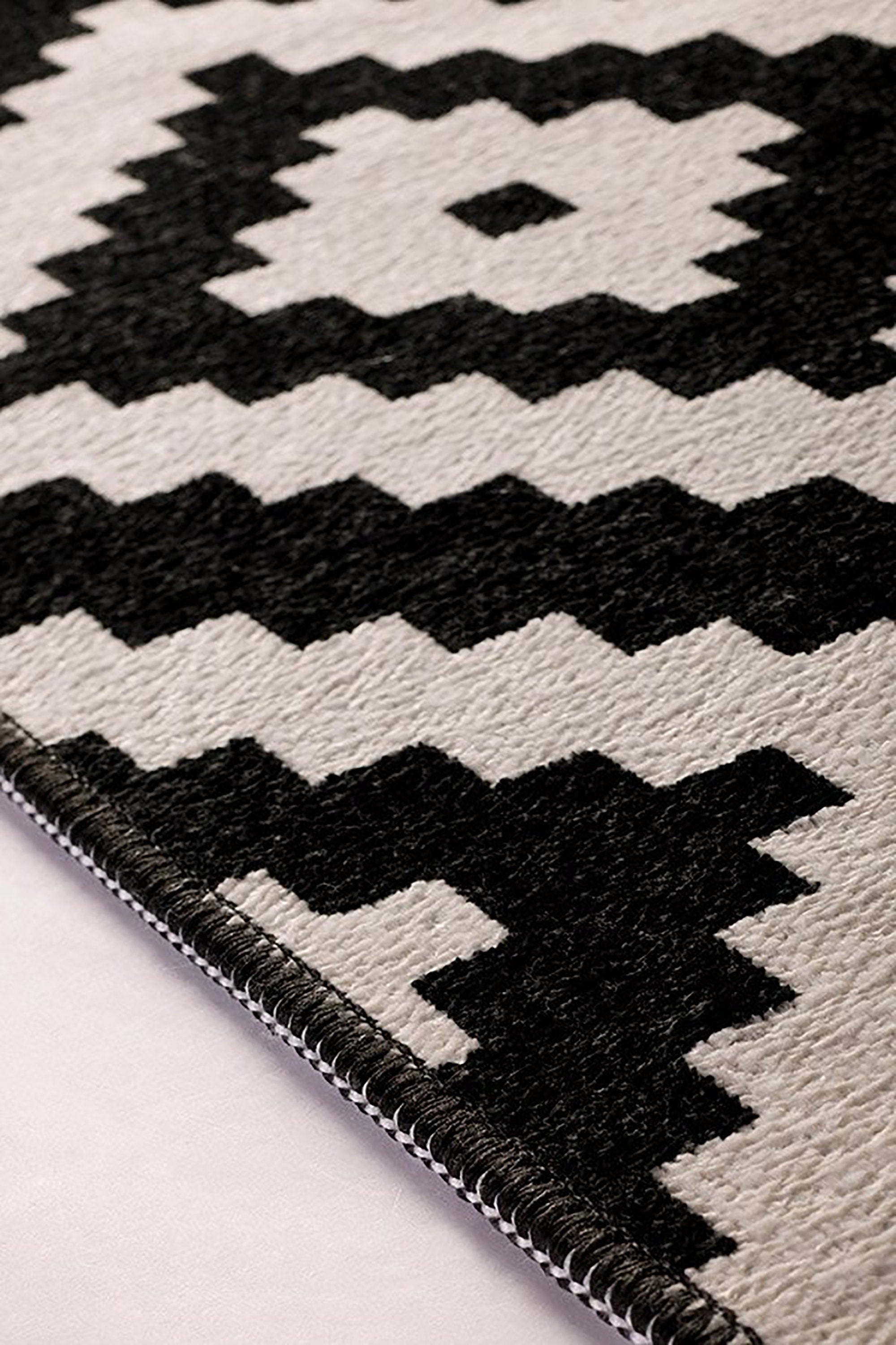 Qara Reversible Scandinavia Diamond Black and White Rug