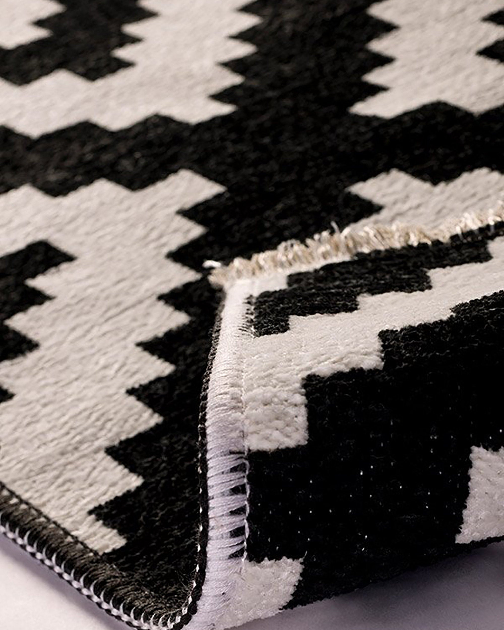 Qara Reversible Scandinavia Diamond Black and White Rug