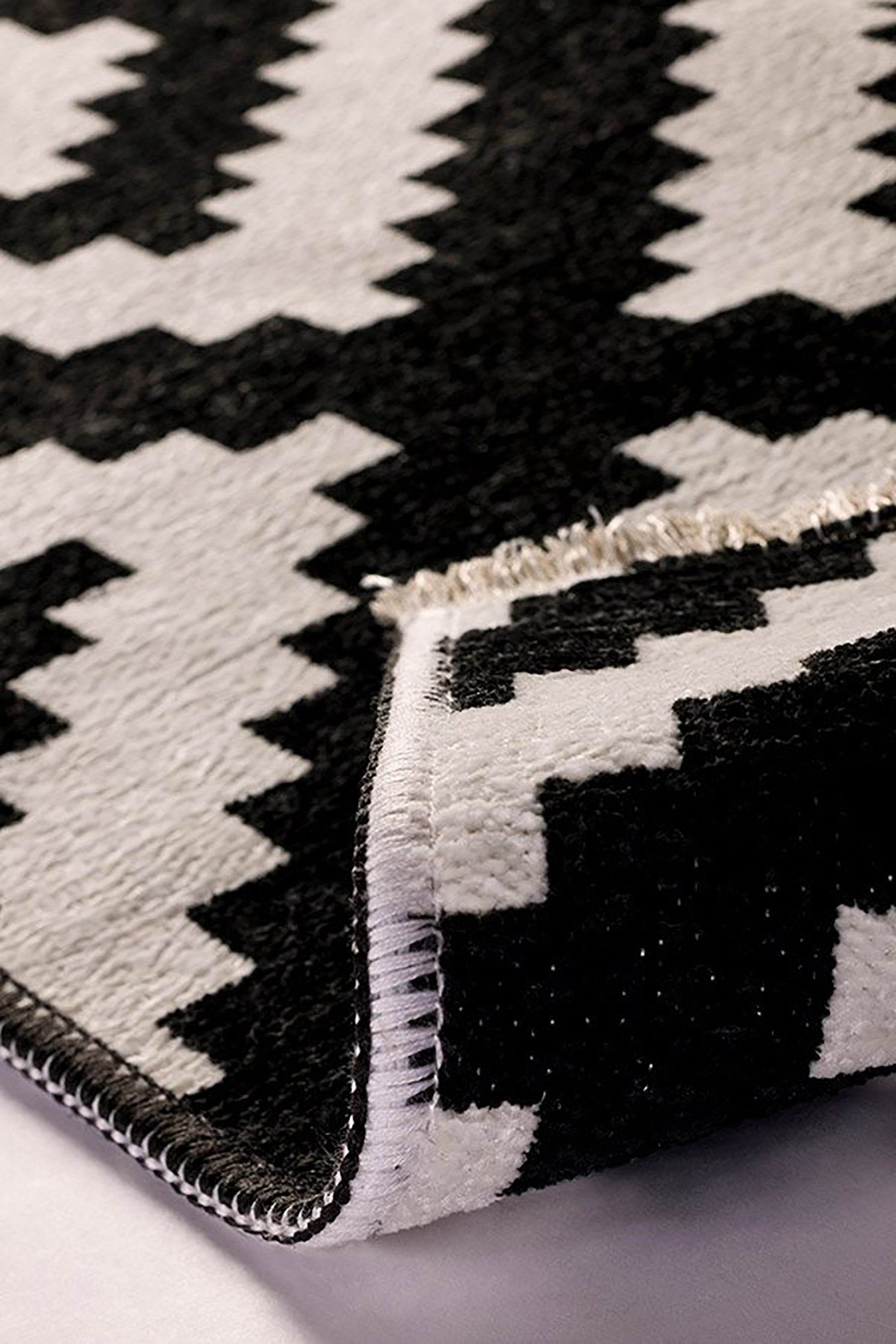 Qara Reversible Scandinavia Diamond Black and White Rug