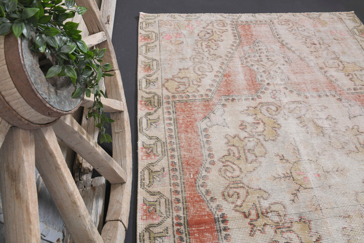Nergisultan – vintage oriental rug for living room or bedroom, 4'4" x 6'11" (133x211 cm)